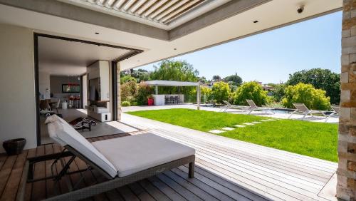 Balcony/terrace, Villa contemporaine classee 5 etoiles avec piscine Antibes in Trois Moulins Balcony/terrace, Villa contemporaine classee 5 etoiles avec piscine Antibes in Trois Moulins