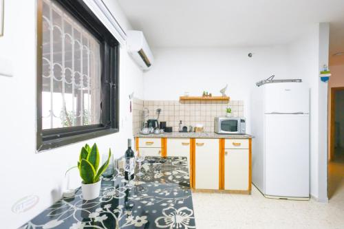 Kitchen, צימר גל 27 - צימר מקסים עם ג'קוזי מול נוף מדברי מהמם in Arad Kitchen, צימר גל 27 - צימר מקסים עם ג'קוזי מול נוף מדברי מהמם in Arad
