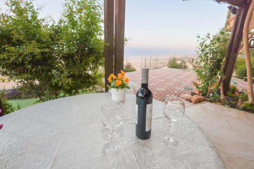 Balcony/terrace, צימר גל 27 - צימר מקסים עם ג'קוזי מול נוף מדברי מהמם in Arad Balcony/terrace, צימר גל 27 - צימר מקסים עם ג'קוזי מול נוף מדברי מהמם in Arad