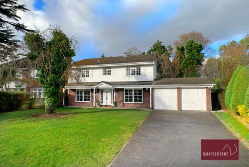 Weybridge - 4 Bedroom Home - Driveway & Garden