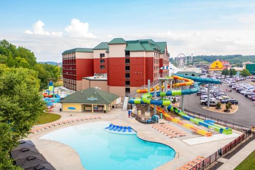 Exterior view, Country Cascades Waterpark Resort in Pigeon Forge (TN) Exterior view, Country Cascades Waterpark Resort in Pigeon Forge (TN)