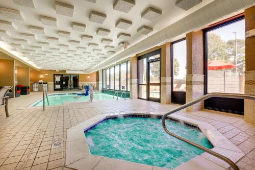 Kilátás, Drury Inn & Suites Charlotte University Place in Charlotte (Észak-Karolina) Kilátás, Drury Inn & Suites Charlotte University Place in Charlotte (Észak-Karolina)