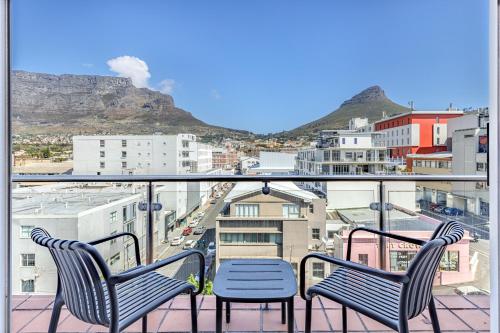 CBD Loft with Mountain View, Balcony, Aircon, Parking