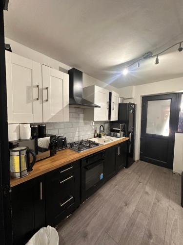 Four Bedrooms and Two Bathrooms up to Nine People in Smethwick Four Bedrooms and Two Bathrooms up to Nine People in Smethwick