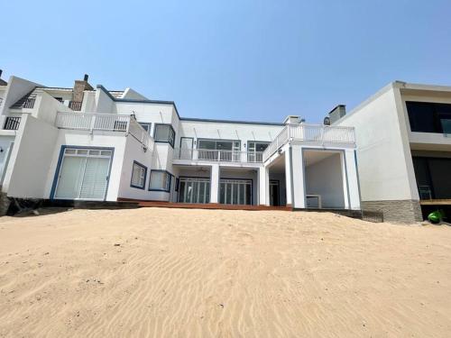 Dolphinbeach Seafront Villa in Rand Rifles Dolphinbeach Seafront Villa in Rand Rifles