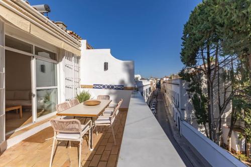 Pasaje Mallol Penthouse by Valcambre