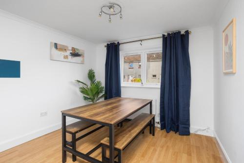 Sleek 3Bed House near Airport in Livingston South Sleek 3Bed House near Airport in Livingston South
