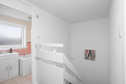 Sleek 3Bed House near Airport in Livingston South Sleek 3Bed House near Airport in Livingston South
