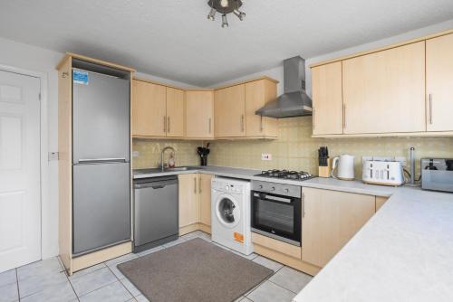 Sleek 3Bed House near Airport in Livingston South Sleek 3Bed House near Airport in Livingston South