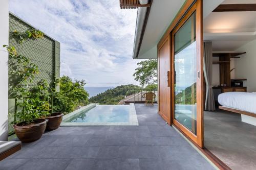 Swimming pool, Mae Ya Resort in Ao Leuk Bay Swimming pool, Mae Ya Resort in Ao Leuk Bay