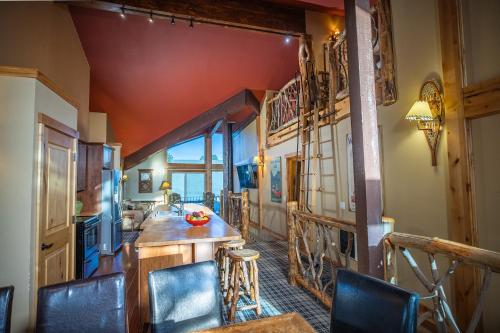 外向猛犸 (Outbound Mammoth) in 馬麥斯湖市中心 外向猛犸 (Outbound Mammoth) in 馬麥斯湖市中心