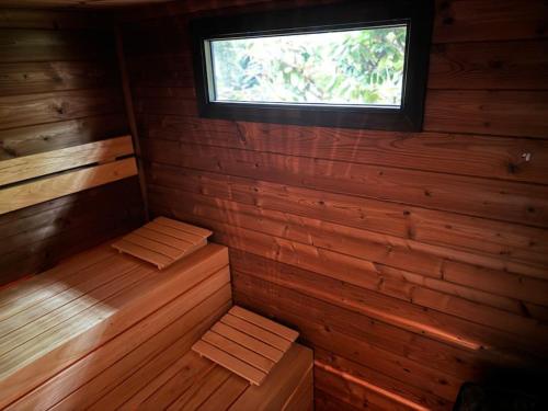 Forest home for 2 to 8 persons including hottub and sauna in Noordenveld Forest home for 2 to 8 persons including hottub and sauna in Noordenveld