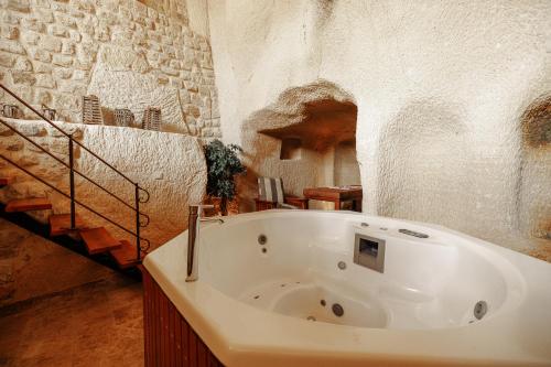 Hot tub, Yunak Evleri in Urgup Hot tub, Yunak Evleri in Urgup