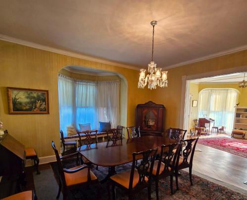 Facilities, The White House in Plainfield (NJ) Facilities, The White House in Plainfield (NJ)