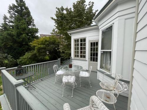 Balcony/terrace, The White House in Plainfield (NJ) Balcony/terrace, The White House in Plainfield (NJ)