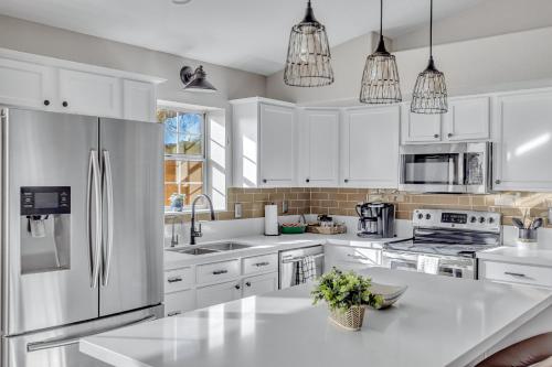 Kitchen, Luxe Phoenix Getaway (heated pool, mountain view) in Ahwatukee Kitchen, Luxe Phoenix Getaway (heated pool, mountain view) in Ahwatukee