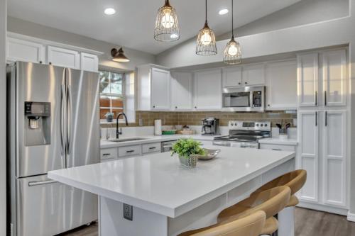 Kitchen, Luxe Phoenix Getaway (heated pool, mountain view) in Ahwatukee Kitchen, Luxe Phoenix Getaway (heated pool, mountain view) in Ahwatukee