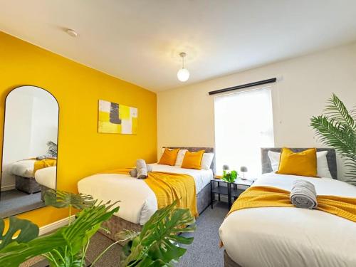 Sleeps 6 Designer Home with Free Parking