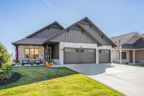 New Mountain Luxury and Wellness Retreat Full Home