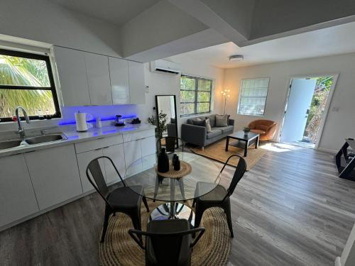 Kitchen, Fully equipped Apartments with parking near Cocowalk in Coral Way Kitchen, Fully equipped Apartments with parking near Cocowalk in Coral Way