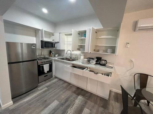Facilities, Fully equipped Apartments with parking near Cocowalk in Coral Way Facilities, Fully equipped Apartments with parking near Cocowalk in Coral Way