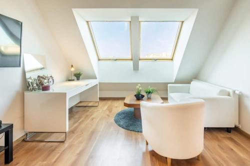 Cute Central Apartment with Balcony