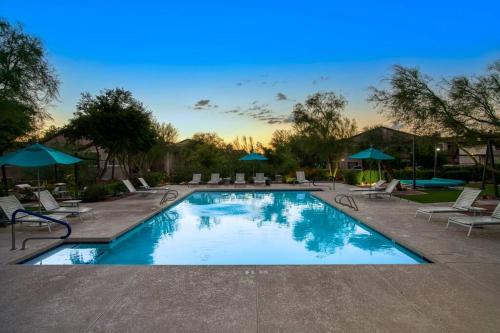 Modern 2-BR Condo near West Gate