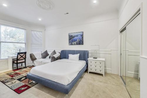Bed, In The Heart Of Haight Ashbury 5 Bedroom House near de Young Museum Bed, In The Heart Of Haight Ashbury 5 Bedroom House near de Young Museum