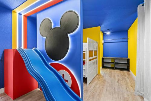 Group Getaway Paradise: Large Home Water Park