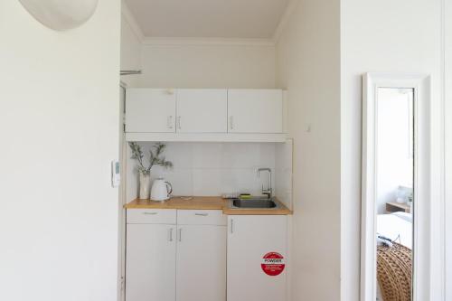 Elegant Studio with Rooftop Harbour Views in Darling Point Elegant Studio with Rooftop Harbour Views in Darling Point
