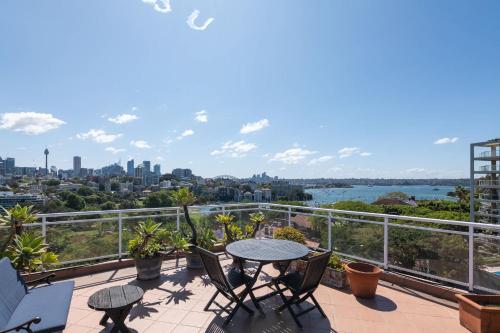 Elegant Studio with Rooftop Harbour Views in Darling Point Elegant Studio with Rooftop Harbour Views in Darling Point