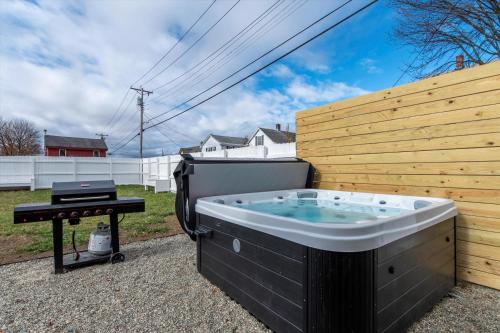 Updated Family-sized Home in Heart of Rutland, Near Slopes, EV Level 2, Hot Tub in Rutland Updated Family-sized Home in Heart of Rutland, Near Slopes, EV Level 2, Hot Tub in Rutland