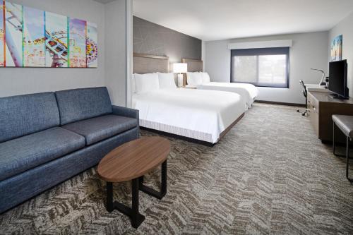 Best Western Valencia/Six Flags Inn & Suites in Santa Clarita (CA) Best Western Valencia/Six Flags Inn & Suites in Santa Clarita (CA)