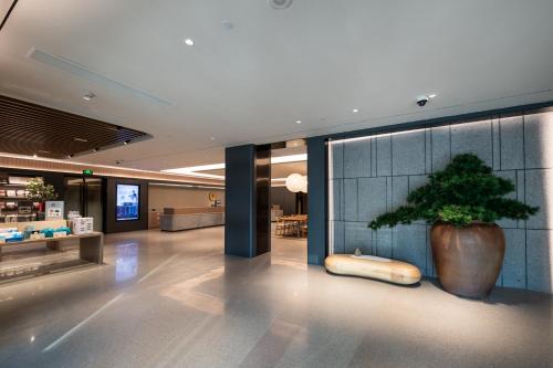 Lobby, Ji Hotel Shanghai Pudong Airport Free Trade Zone in Pudong Int'l Airport and New District Lobby, Ji Hotel Shanghai Pudong Airport Free Trade Zone in Pudong Int'l Airport and New District