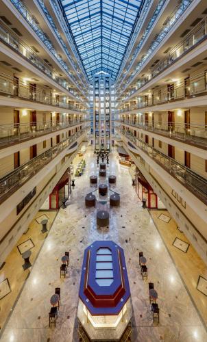 ردهة, فندق ماريتيم ماجدبورج (Maritim Hotel Magdeburg) in Magdeburg City Center ردهة, فندق ماريتيم ماجدبورج (Maritim Hotel Magdeburg) in Magdeburg City Center