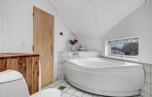 Kamar Mandi, Nice Home In Gilleleje With Sauna in Dronningmoelle Kamar Mandi, Nice Home In Gilleleje With Sauna in Dronningmoelle