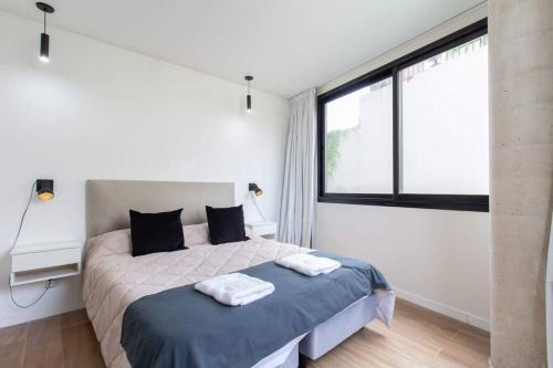 Luxe 1-BR Apartment, Balcony and Pool by depptö