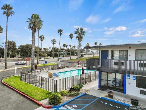 Exterior view, Motel 6 Ventura Beach in Ventura (CA) Exterior view, Motel 6 Ventura Beach in Ventura (CA)