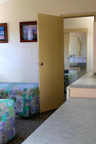 This photo about Overflow Emerald Motor Inn shared on HyHotel.com