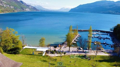 VILLA VUE LAC -3 chambres jardin-proche du lac et du Centre-ville , 2 places parking in Mouxy VILLA VUE LAC -3 chambres jardin-proche du lac et du Centre-ville , 2 places parking in Mouxy