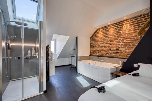 Bathroom, Nuits secretes un instant privilegie et sensuel in Bourg-Achard Bathroom, Nuits secretes un instant privilegie et sensuel in Bourg-Achard