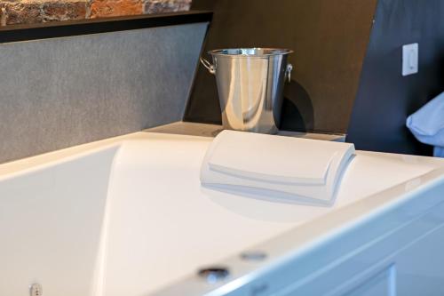 Bathroom, Nuits secretes un instant privilegie et sensuel in Bourg-Achard Bathroom, Nuits secretes un instant privilegie et sensuel in Bourg-Achard