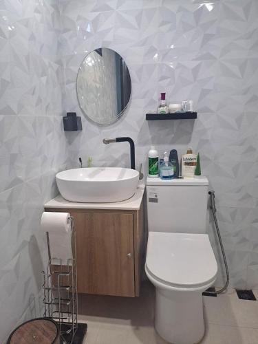 Shower, Entire Loft House Patio & Garden, Belle's Homestay in Balanga Shower, Entire Loft House Patio & Garden, Belle's Homestay in Balanga