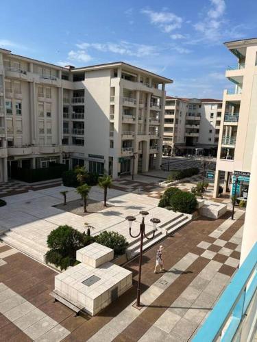 F2 climatisé, piscine, parking, tout à pied