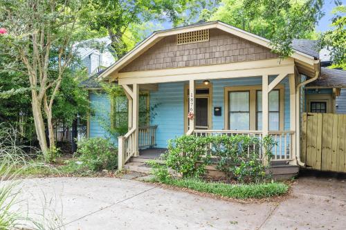 View, 1920s Bungalow with King bed WIFI Fenced backyard in Druid Hills View, 1920s Bungalow with King bed WIFI Fenced backyard in Druid Hills