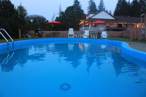 Úszómedence, Motel Des Pays D'En Haut in Val-David (QC) Úszómedence, Motel Des Pays D'En Haut in Val-David (QC)