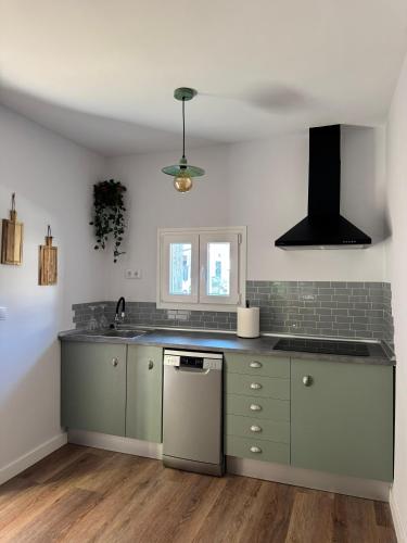 Konyha, Alojamiento Rural El Petirrojo con patio jardín (Alojamiento Rural El Petirrojo con patio jardin) in Mataelpino Konyha, Alojamiento Rural El Petirrojo con patio jardín (Alojamiento Rural El Petirrojo con patio jardin) in Mataelpino