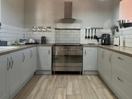 Kitchen, Villa Adina - Sleeps 7 - Pool - Parking - Garden in Westerhall Land Settlement Kitchen, Villa Adina - Sleeps 7 - Pool - Parking - Garden in Westerhall Land Settlement