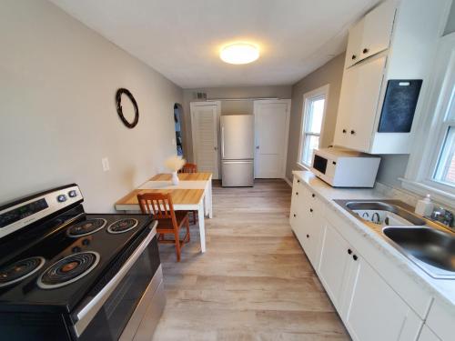 4Bd 2Ba Duplex at Central Louisville in ไฮแลนด์ พาร์ค 4Bd 2Ba Duplex at Central Louisville in ไฮแลนด์ พาร์ค