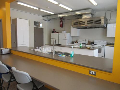 廚房, 佛羅倫珀蒂特客棧 (Auberge La Petite Ecole de Forillon) in 加斯佩(QC) 廚房, 佛羅倫珀蒂特客棧 (Auberge La Petite Ecole de Forillon) in 加斯佩(QC)